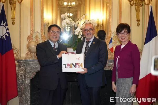 ▲黃偉哲市長赴法拜會馬堤諾議員，三方就綠能與農業政策熱烈交流。（記者林東良翻攝，下同）