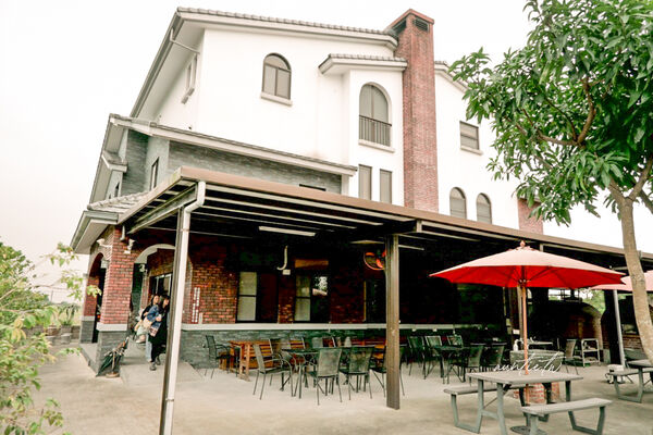 ▲▼宜蘭員山「鄉村風味」，田野中的窯烤餐廳，酥脆餅皮窯烤披薩，推薦脆皮德國豬腳。（圖／部落客水晶提供）