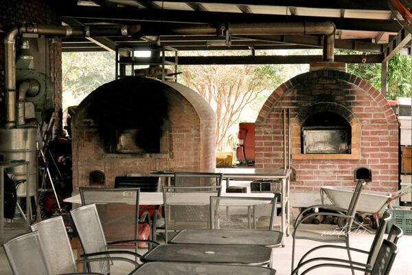 ▲▼宜蘭員山「鄉村風味」，田野中的窯烤餐廳，酥脆餅皮窯烤披薩，推薦脆皮德國豬腳。（圖／部落客水晶提供）