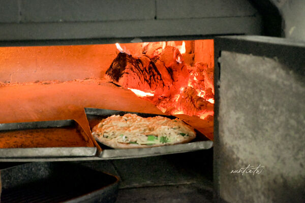 ▲▼宜蘭員山「鄉村風味」，田野中的窯烤餐廳，酥脆餅皮窯烤披薩，推薦脆皮德國豬腳。（圖／部落客水晶提供）