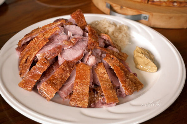 ▲▼宜蘭員山「鄉村風味」，田野中的窯烤餐廳，酥脆餅皮窯烤披薩，推薦脆皮德國豬腳。（圖／部落客水晶提供）