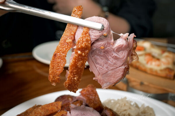 ▲▼宜蘭員山「鄉村風味」，田野中的窯烤餐廳，酥脆餅皮窯烤披薩，推薦脆皮德國豬腳。（圖／部落客水晶提供）