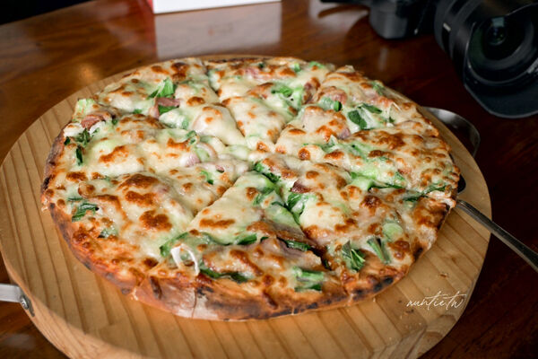 ▲▼宜蘭員山「鄉村風味」，田野中的窯烤餐廳，酥脆餅皮窯烤披薩，推薦脆皮德國豬腳。（圖／部落客水晶提供）