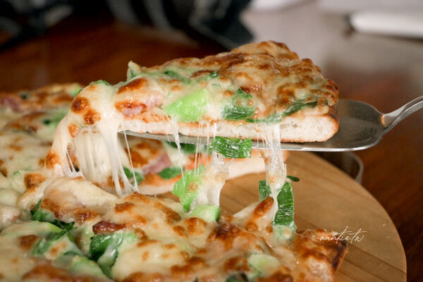 ▲▼宜蘭員山「鄉村風味」，田野中的窯烤餐廳，酥脆餅皮窯烤披薩，推薦脆皮德國豬腳。（圖／部落客水晶提供）