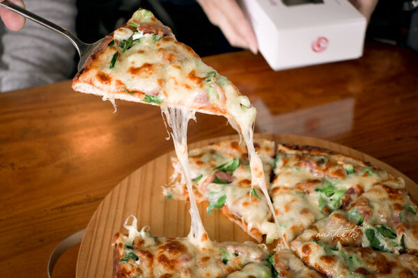 ▲▼宜蘭員山「鄉村風味」，田野中的窯烤餐廳，酥脆餅皮窯烤披薩，推薦脆皮德國豬腳。（圖／部落客水晶提供）