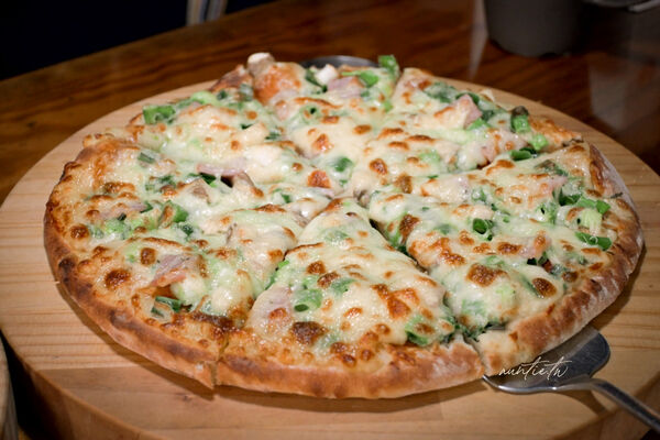 ▲▼宜蘭員山「鄉村風味」，田野中的窯烤餐廳，酥脆餅皮窯烤披薩，推薦脆皮德國豬腳。（圖／部落客水晶提供）