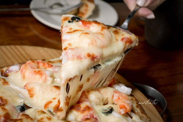 ▲▼宜蘭員山「鄉村風味」，田野中的窯烤餐廳，酥脆餅皮窯烤披薩，推薦脆皮德國豬腳。（圖／部落客水晶提供）