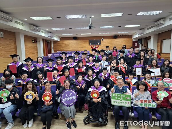 ▲台南市勞工領袖大學結訓典禮登場，186名學員完成課程並領取證書，頒獎現場氣氛溫馨，優秀學員與貴賓合影留念。（記者林東良翻攝，下同）