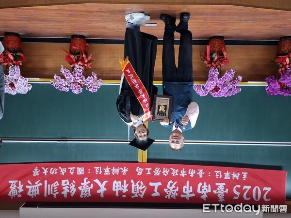 ▲台南市勞工領袖大學結訓典禮登場，186名學員完成課程並領取證書，頒獎現場氣氛溫馨，優秀學員與貴賓合影留念。（記者林東良翻攝，下同）