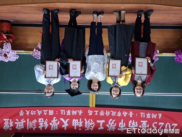 ▲台南市勞工領袖大學結訓典禮登場，186名學員完成課程並領取證書，頒獎現場氣氛溫馨，優秀學員與貴賓合影留念。（記者林東良翻攝，下同）