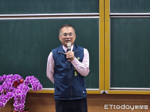 ▲台南市勞工領袖大學結訓典禮登場，186名學員完成課程並領取證書，頒獎現場氣氛溫馨，優秀學員與貴賓合影留念。（記者林東良翻攝，下同）