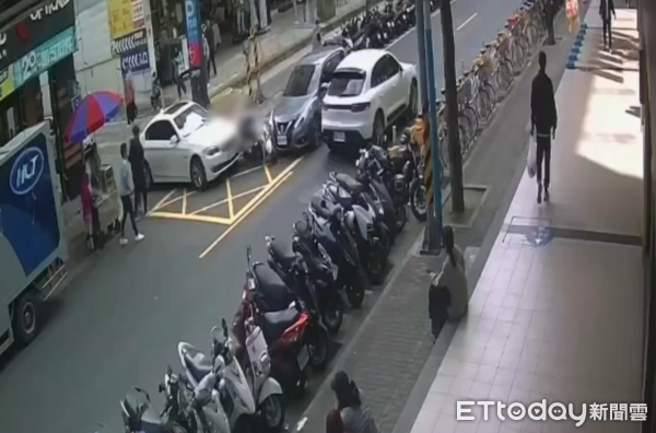 ▲▼             新莊佳瑪商圈停車場外一輛BMW暴衝，造成2傷1命危。（圖／記者陸運陞翻攝）