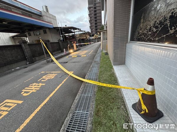 ▲新北中和橋和路加油站，一名男子倒臥一旁車道，送醫後宣告不治。（圖／記者陸運陞翻攝）