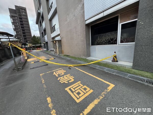 ▲新北中和橋和路加油站，一名男子倒臥一旁車道，送醫後宣告不治。（圖／記者陸運陞翻攝）