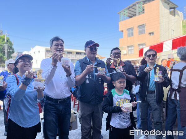 ▲開復廟舉辦慶祝活動，羊肉爐與炒麵香氣四溢，鄉親熱情參與。（圖／記者游瓊華翻攝）