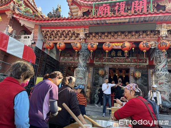 ▲開復廟舉辦慶祝活動，羊肉爐與炒麵香氣四溢，鄉親熱情參與。（圖／記者游瓊華翻攝）