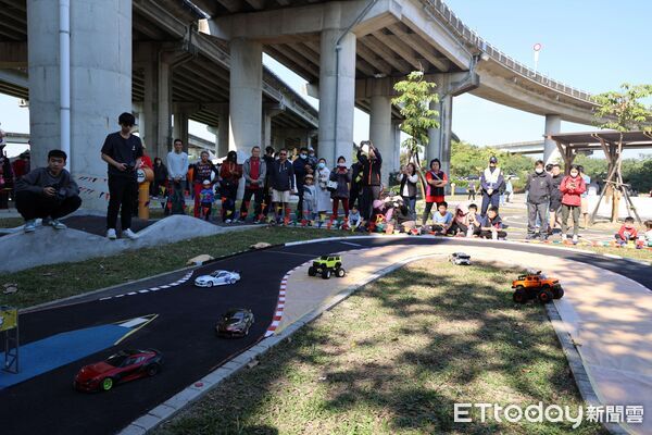 ▲大埤輪動場首次作為活動場域，遊客在RC飄移賽與親子遊憩間找到新鮮感。（圖／記者游瓊華翻攝）