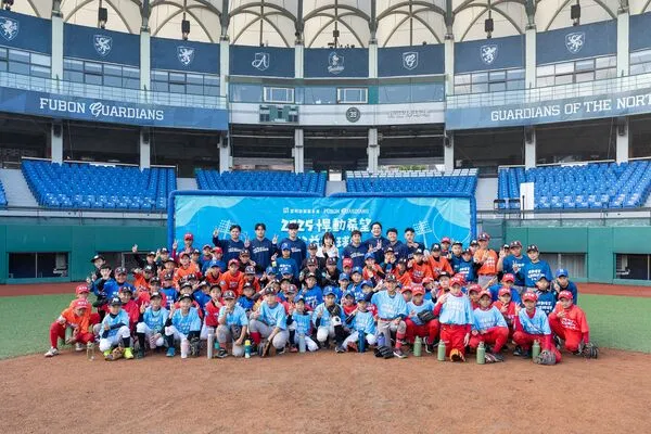 ▲張育成化身總領袖親授球技！悍動希望訓練營升級3大課程　80名小將滿載而歸。（圖／悍將提供，下同）