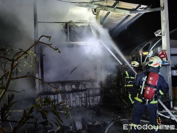 ▲▼彰化田尾園藝鐵皮貨櫃倉庫起火。（圖／記者唐詠 絮翻攝）