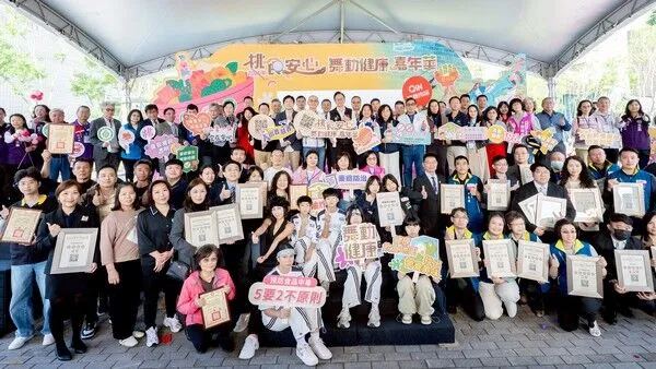 ▲桃食安心嘉年華表揚食安星級評等業者