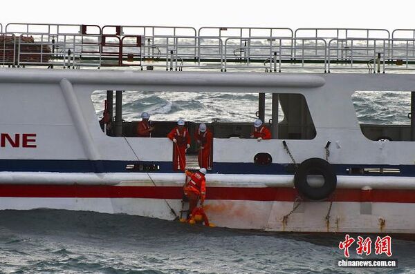 ▲▼「東海救115」輪上工作人員進行落水人員搜救演練。（圖／翻攝中新社）