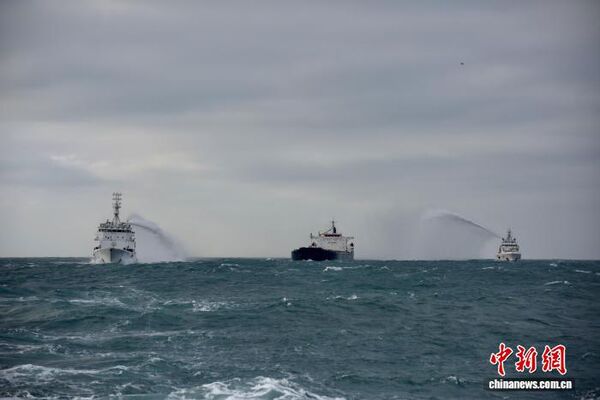 ▲▼「海巡06」輪(左一)、「東海救115」輪(右一)進行搜救應急演練。（圖／翻攝中新社）