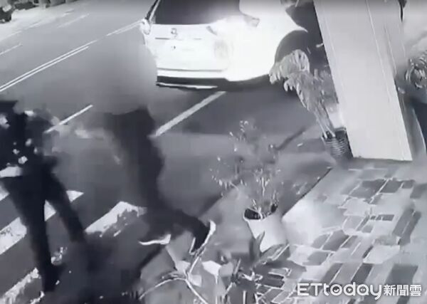 ▲▼台南女警開單遭斧頭砍傷，事發畫面曝光。（圖／記者林東良翻攝）
