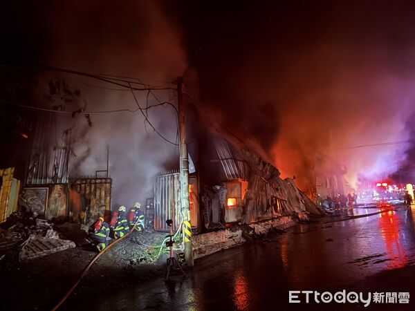 ▲▼新北市八里區龍米路一段工廠火警。（圖／記者陳以昇翻攝）