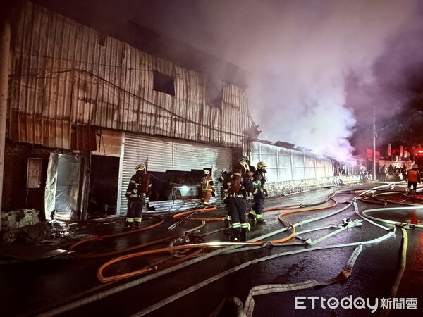 ▲▼新北市八里區龍米路一段工廠火警。（圖／記者陳以昇翻攝）