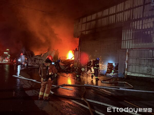 ▲▼新北市八里區龍米路一段工廠火警。（圖／記者陳以昇翻攝）