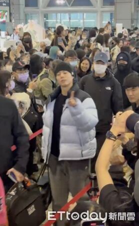 ▲▼朴寶劍一早電力超飽，素顏現身機場　露臉給拍親切揮手  。（圖／記者吳睿慈攝）