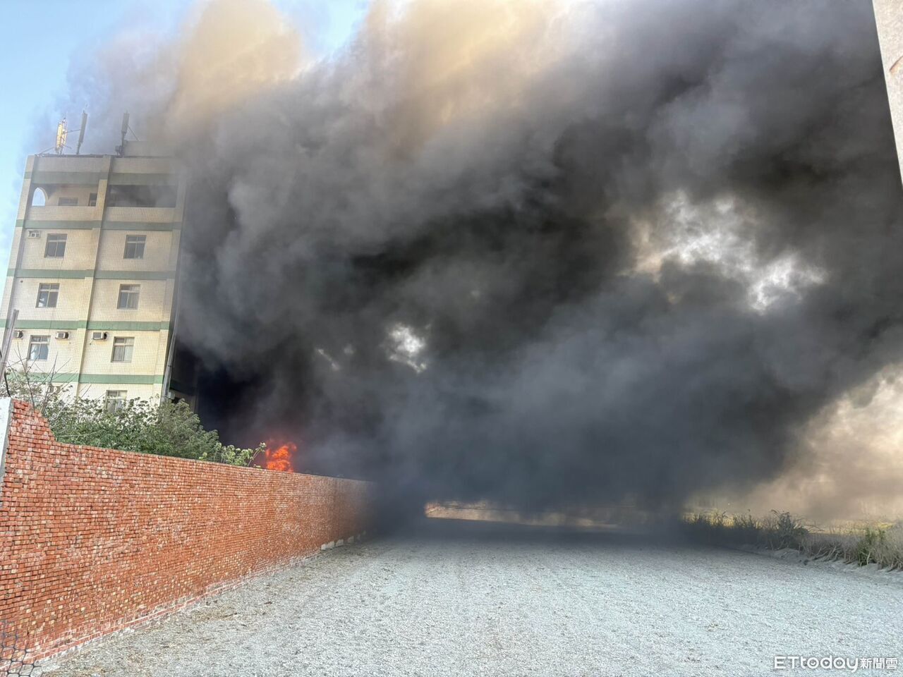 彰化福興鄉廢棄物堆突起火　恐怖黑煙竄天！5公里外可見