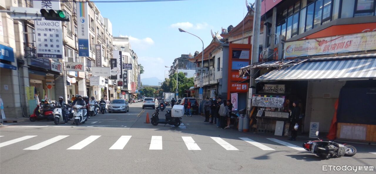 又是鬼切釀禍!一中商圈機車對撞騎士拋飛重摔 網友開噴左轉車