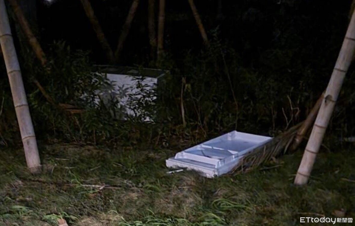 獨/大樓陽台掉下1台冰箱!重砸社區中庭 男嗆管理員:小心沒工作