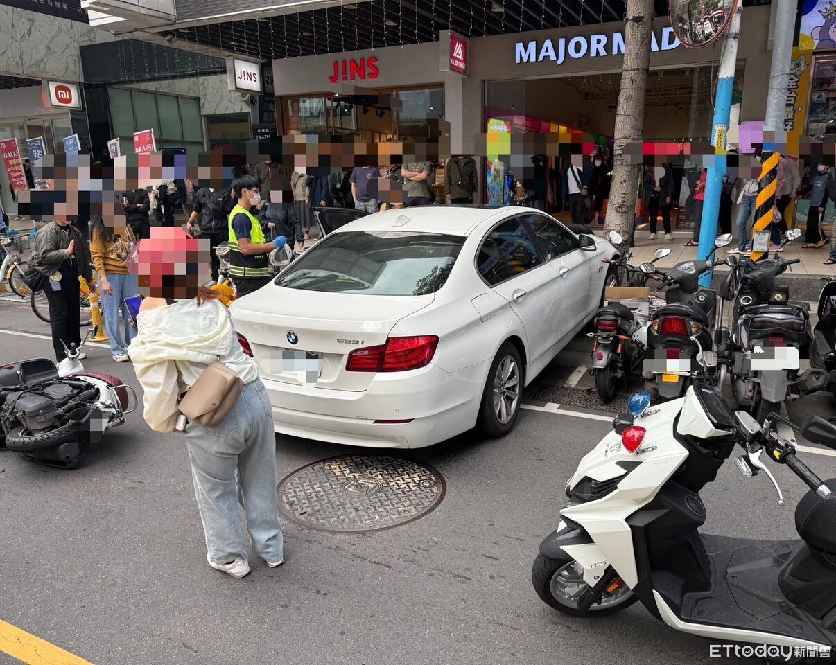 BMW暴衝猛撞雙載機車!再衝美食廣場人群2傷1命危 現場晝面曝