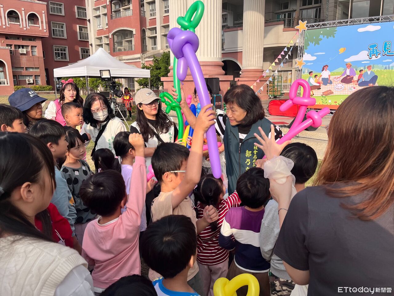 1500人坐滿願景園區草皮推正向數位生活 黃偉哲:陪伴比螢幕更重要