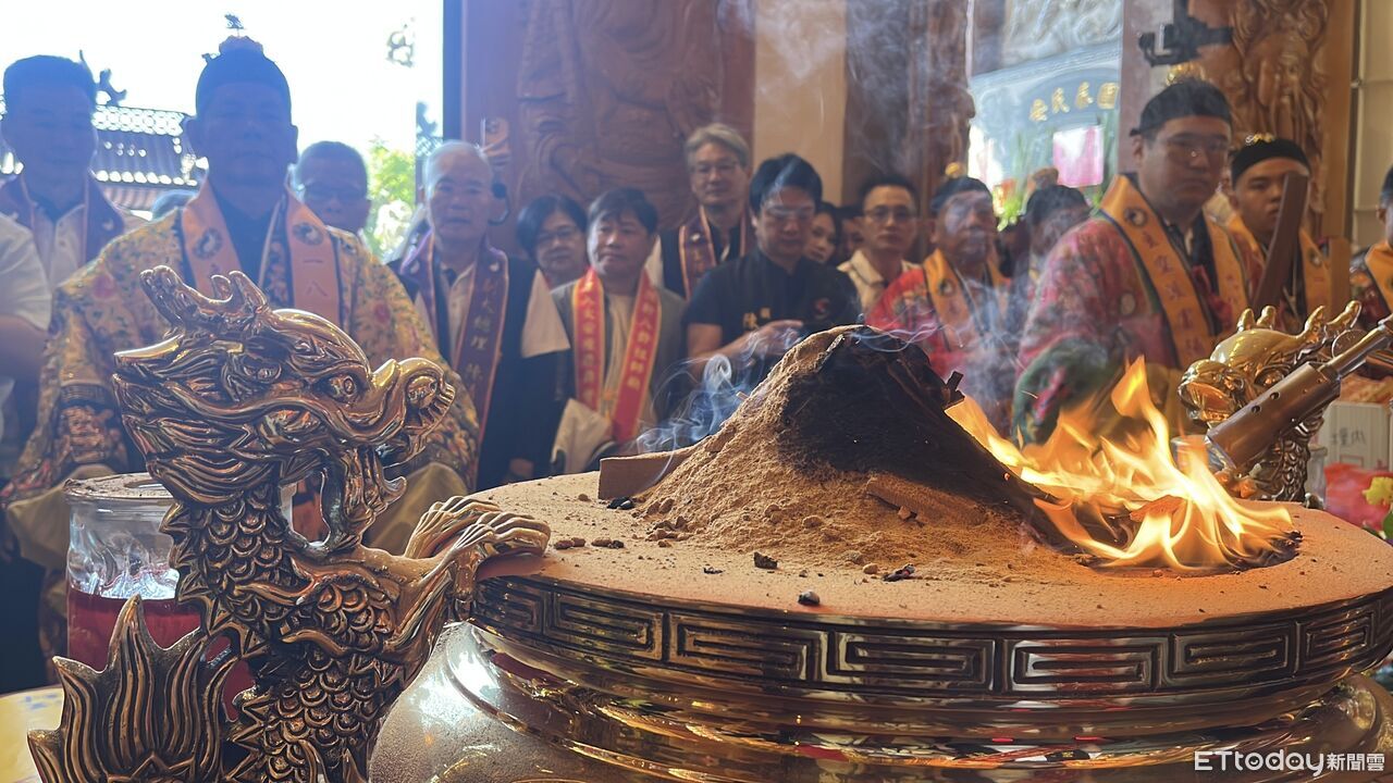 神明入厝!富陽軒八卦祖師廟入火安座 信徒擲筊把好運背回家