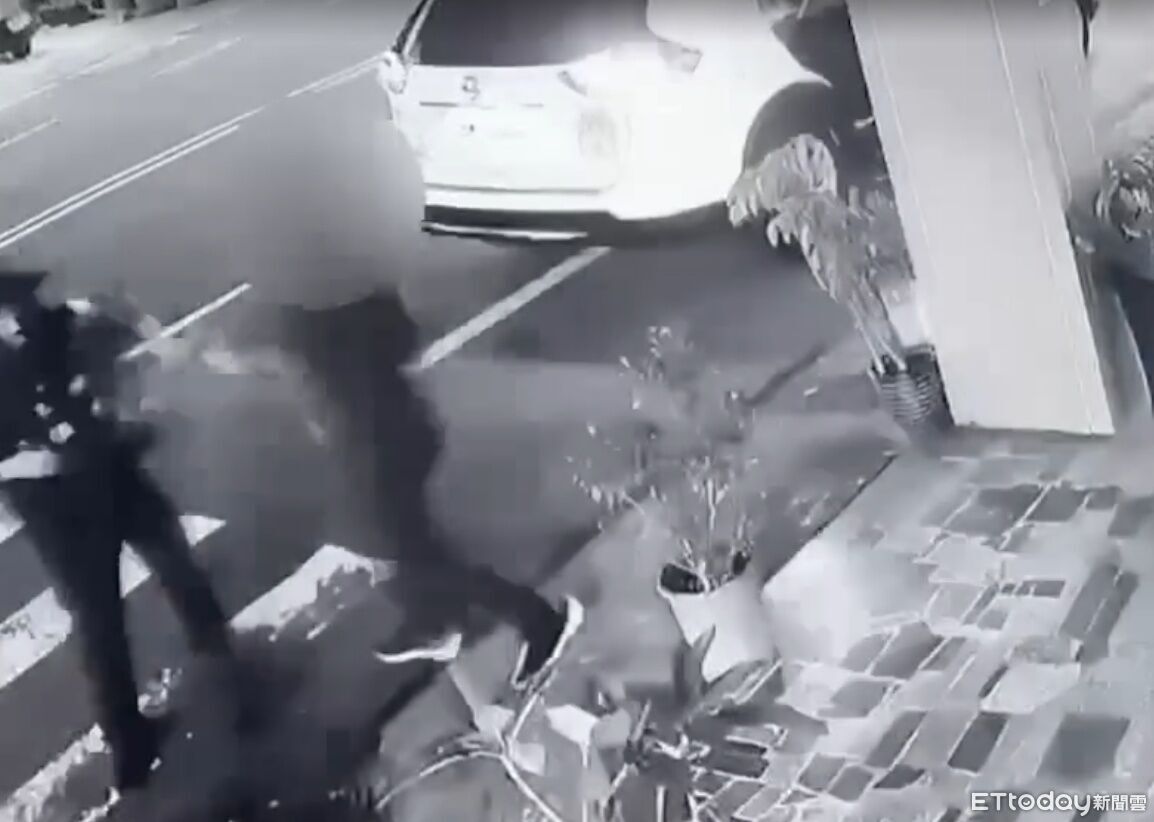 快訊／台南女警開單遭斧頭猛砍受傷！　砍人畫面曝光