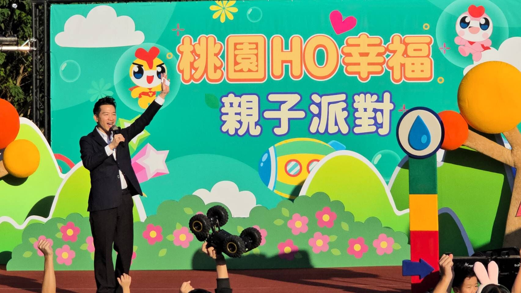 ▲▼小粉絲獻愛心手作　何志偉現「跨齡」吸引力。（圖／何志偉辦公室提供）