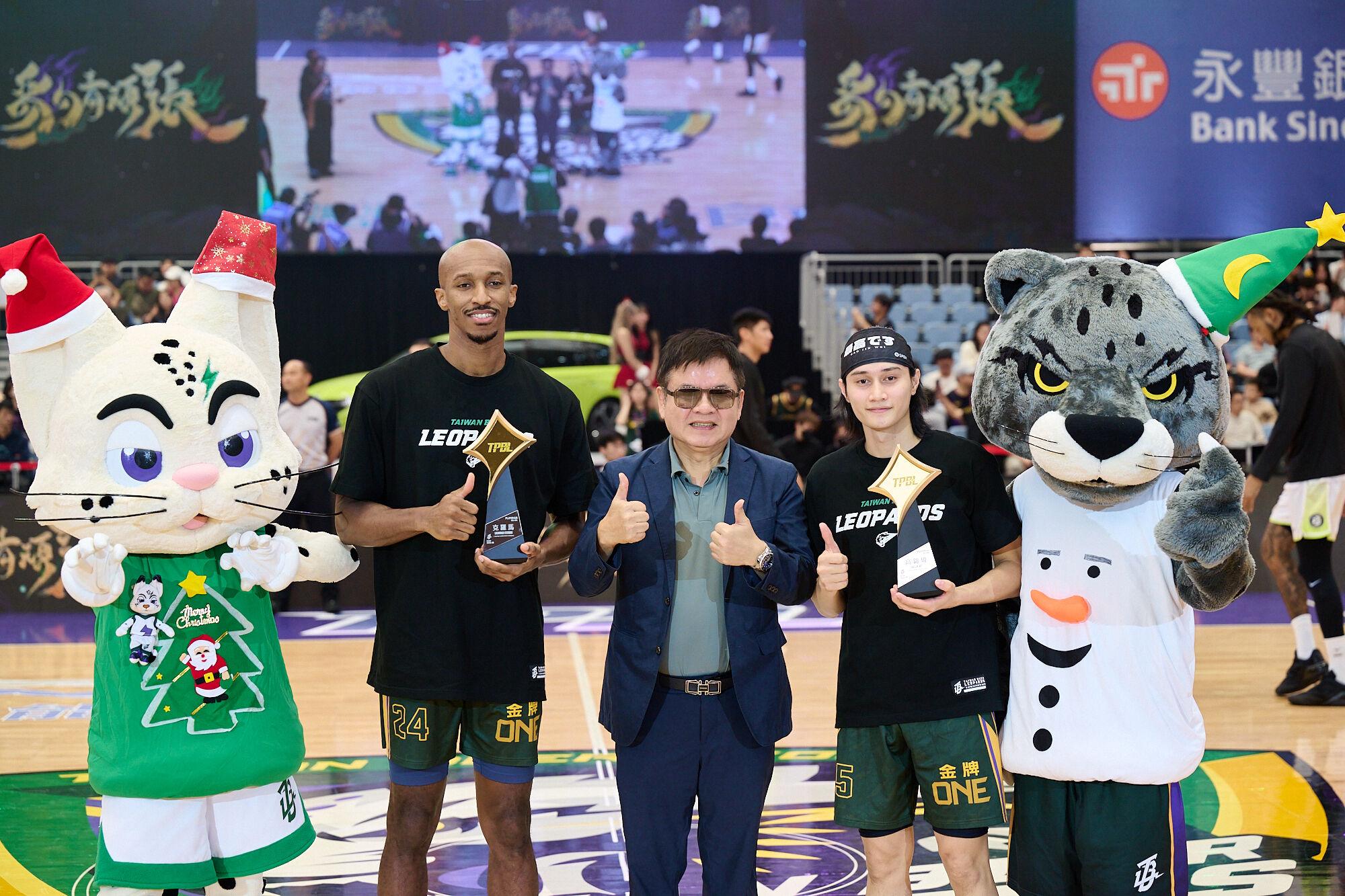 ▲▼雲豹徐賢淑；高錦瑋、克羅馬領取10-11月單月MVP、最佳外援。（圖／雲豹提供）