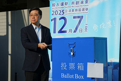 香港立法會選舉展開 特首:守護宏福苑災民的一票