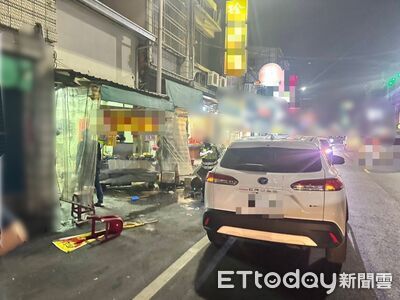 現場慘況曝！屏東駕駛撞進雞排店　2人燒燙傷、1機車毀損