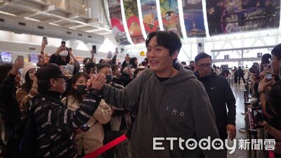 直擊／「哈洗大叔」機場走紅毯！一路大笑擊掌超嗨　潤娥收禮物暖翻