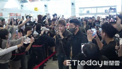 直擊／台粉素質被讚爆！CORTIS機場零推擠「素顏給拍」心情好狂揮