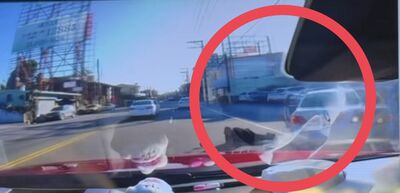 夫妻沒熄火下車進超商 竊賊秒偷走還倒車甩車主!目擊女嚇壞