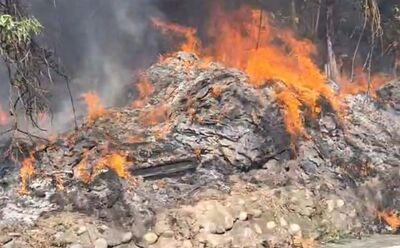 彰化芬園廢棄物突竄火！民宅外牆被燻黑　休旅車燒毀