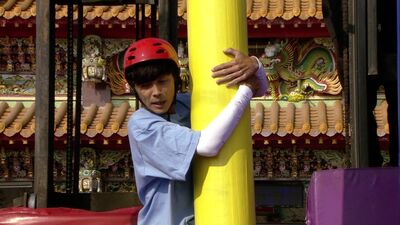 阿翔當眾出糗！示範《大集合》 新關卡慘摔落　　遭女學生屌打尷尬了