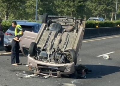 國1北溪州路段3車追撞！廂型車翻覆　一度回堵5公里