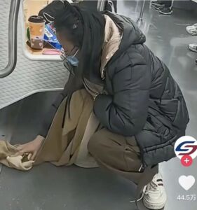 車廂打翻奶茶！陸女「圍巾當抹布」自行擦乾