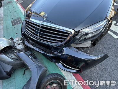 快訊／新北82歲賓士翁撞停等紅燈機車！倒楣夫妻手腳擦傷送醫